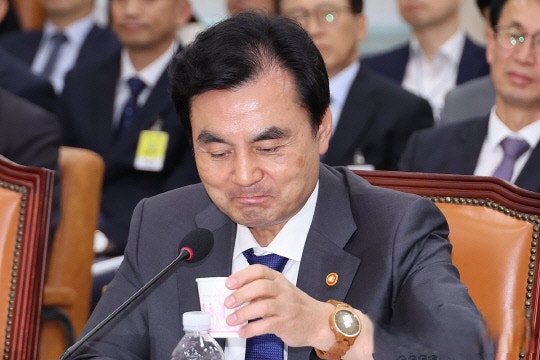 안규백 "<b>합참의장</b> 등 군 지휘부 조속한 <b>교체</b> 생각중"