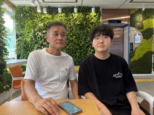 충북지역 9급 공무원 시험에서 전 과목 만점을 받은 이건호 씨(오른쪽)와 이 씨를 지도한 전용표 청주 모 학원장. 김동민기자