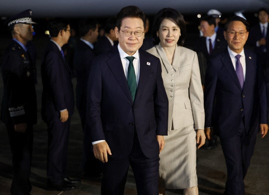李<b>대통령</b>, 방미 마치고 귀국…<b>APEC준비</b>·관세협상 총력