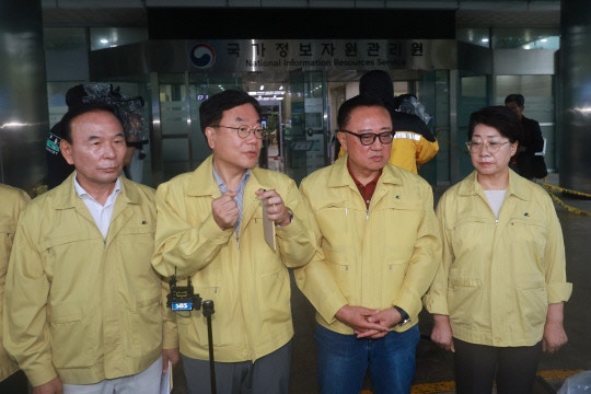 여야, <b>국정자원 화재 책임</b> '네탓' <b>공방</b>…"전정부 <b>책임</b>" vs "대통령 사과...
