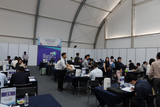 2025제천국제한방천연물산업엑스포 산업관에서 참여기업과 국내 주요 유통 바이어들이 구매상담을 하고 있다. 사진=제천시 제공