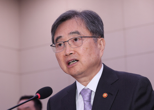 조현 외교부 장관이 13일 서울 여의도 국회에서 열린 외교통일위원회 국정감사에서 의원 질의에 답하고 있다. 연합뉴스