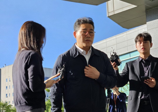 동부지검 출근한 <b>백해룡</b> "검찰 수사팀은 <b>불법단체</b>"