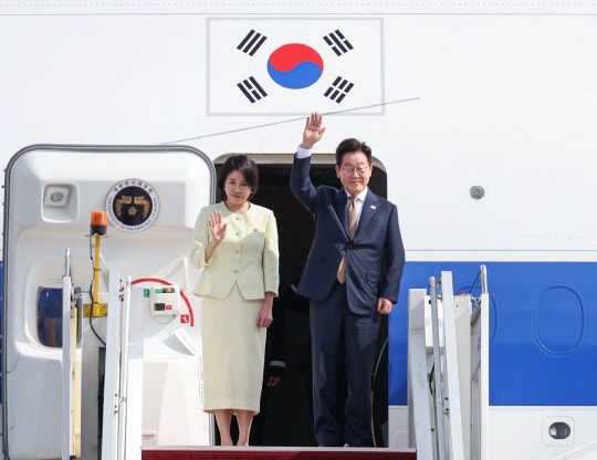 李대통령, <b>아세안 순방</b> 후 <b>귀국</b>길…경주 APEC 준비 집중