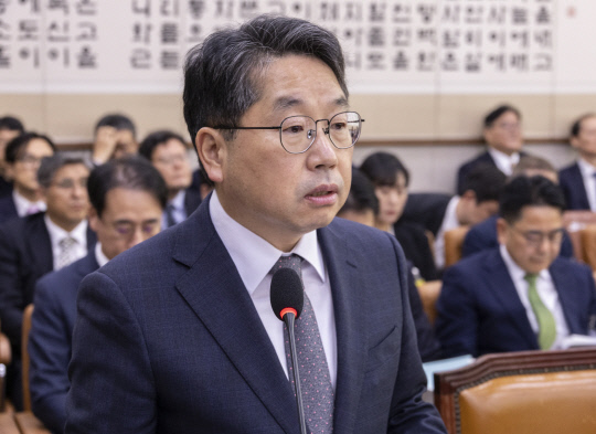 노만석 검찰총장 직무대행이 27일 서울 여의도 국회 법제사법위원회에서 열린 2025년 국정감사에서 기관 업무 보고를 하고 있다. 연합뉴스