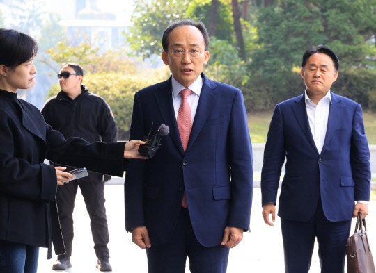 '국회 계엄해제 방해 의혹' <b>추경호</b> 특검 출석…"<b>정치 탄압</b>"