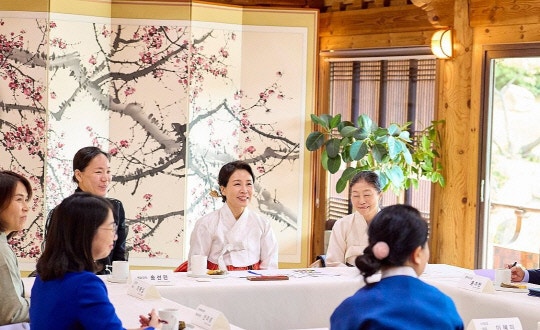 <b>김혜경 여사</b> "한국 전통 복식의 품격을 높이겠다"…연일 한복 홍보