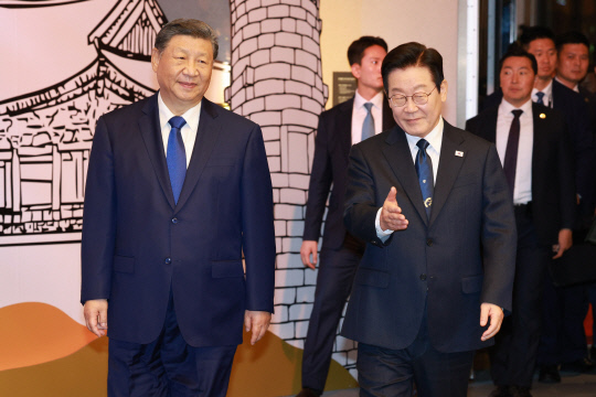 이재명 대통령과 시진핑 중국 국가주석이 1일 경북 경주 소노캄에서 열린 국빈만찬에 입장하고 있다. 연합뉴스