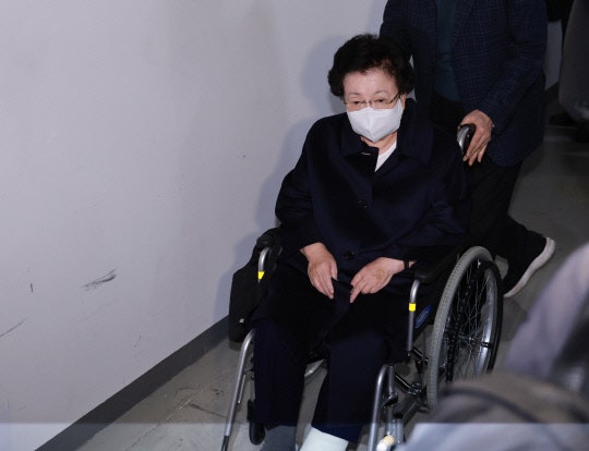 '<b>금거북이 매관매직</b>' 의혹 <b>이배용</b> 전 국교위원장 첫 특검 출석