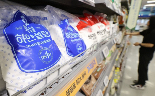 대형마트에 진열된 설탕. 연합뉴스