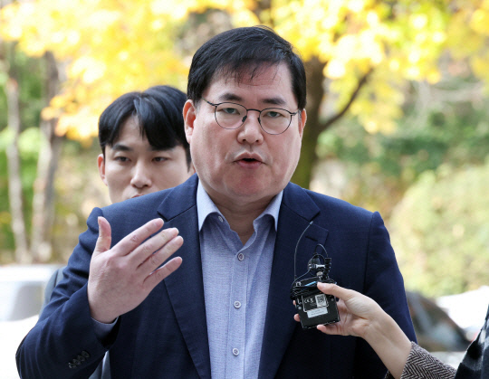 대장동 개발 비리 의혹으로 재판에 넘겨진 유동규 전 성남도시개발공사 기획본부장이 서울 서초구 중앙지법에서 열린 1심 선고공판에 출석하며 입장을 밝히고 있다. 연합뉴스