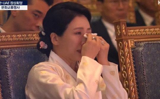 '그리운 금강산'에 <b>눈물</b> 쏟은 <b>김혜경 여사</b>…휴지 건넨 UAE 인사