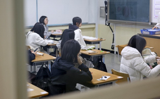 <b>수능 불영어 논란</b>에… 교육부 "출제·검토 과정 조사해 엄정 대응"