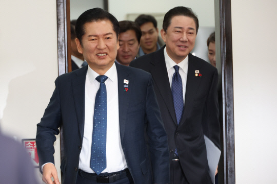 더불어민주당 정청래 대표가 5일 서울 여의도 국회에서 열린 최고위원회의에 참석하고 있다. 연합뉴스