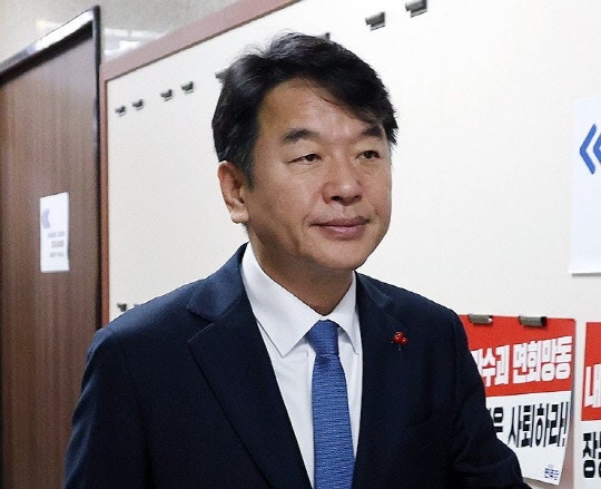 '인사 청탁 논란' 문진석 "거취, 지도부에 일임"…의총서 <b>사과</b>