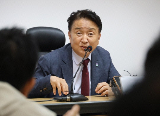 '<b>돈봉투</b> 수수 <b>의혹</b>' <b>김영환</b> 충북지사, 두 번째 경찰 출석 조사