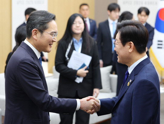 이재명 대통령이 지난 10월 31일 APEC 정상회의장인 경주화백컨벤션센터에서 열린 젠슨 황 엔비디아 최고경영자와의 면담에 참석한 이재용 삼성전자 회장을 맞이하고 있다.연합뉴스