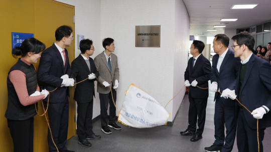 강주엽 행복청장(오른쪽에서 세 번째)이 6일 오전 대통령세종집무실건립단 현판제막식을 갖고 있다.행복청 제공