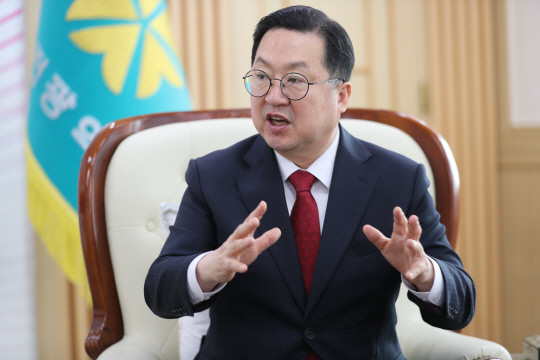 이장우 대전시장은 최근 대전일보와의 인터뷰를 통해 "붉은 말의 해인 병오년 새해,'불퇴전진'의 자세로 일류경제 도시 대전을 위해 전진하겠다"고 강조했다.김영태 기자