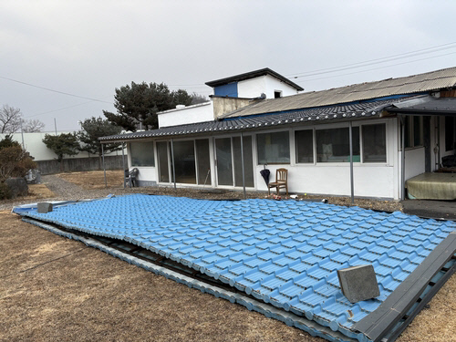 충주시 금릉동 주택 지붕이 강풍에 뜯겨 나간 모습.충주소방서 제공