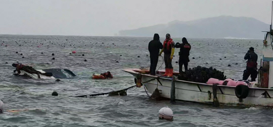 태안해경이 전복선박에 위치부위를 설치하는 모습