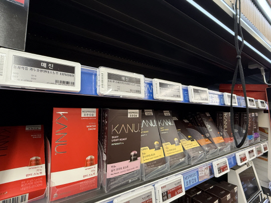 12일 홈플러스 유성점 매장 내 모습.상품 납품 중단으로 매진돼 진열대가 텅 비어 있다.이다온 기자