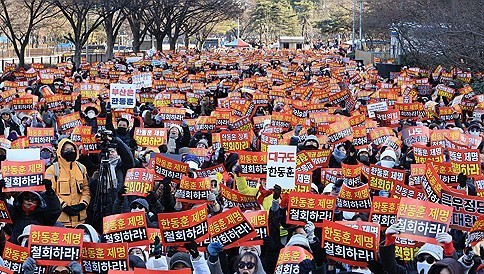 한동훈 전 국민의 힘 대표 지지자들이 서울 국회의사당역 인근에서 집회를 하고 있다.연합뉴스 제공.