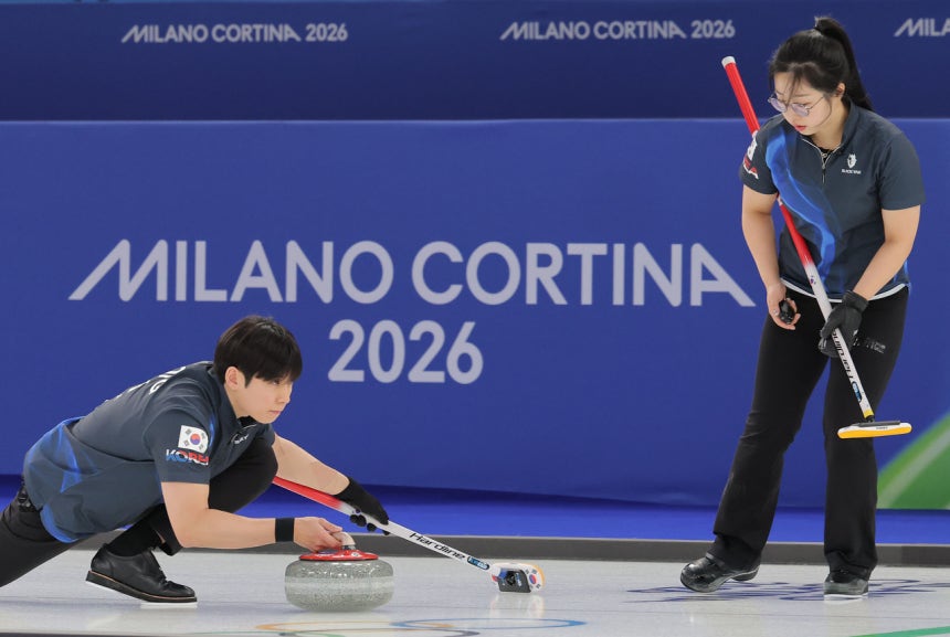 컬링 믹스더블 국가대표 정영석이 5일(현지시간) 이탈리아 코르티나담페초 컬링 올림픽 스타디움에서 열린 밀라노·코르티나 동계올림픽 이탈리아와의 라운드로빈 경기에서 투구를 하고 있다.