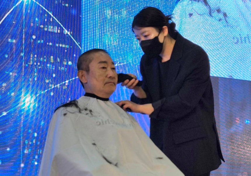 더불어민주당 박범계 의원이 지난달 28일 충남 천안시 공주대 천안캠퍼스에서 열린 자신의 출판기념회에서 대전·충남 행정 통합을 촉구하며 삭발하고 있다. 연합뉴스