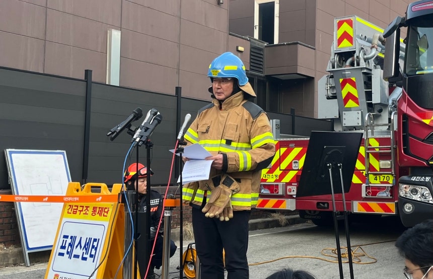 20일 오후 1시 17분 대전 대덕구 문평동 자동차부품 제조공장에서 발생한 화재에 대해 남득우 대덕소방서장이 2차 브리핑을 하고 있다.우수아 수습기자