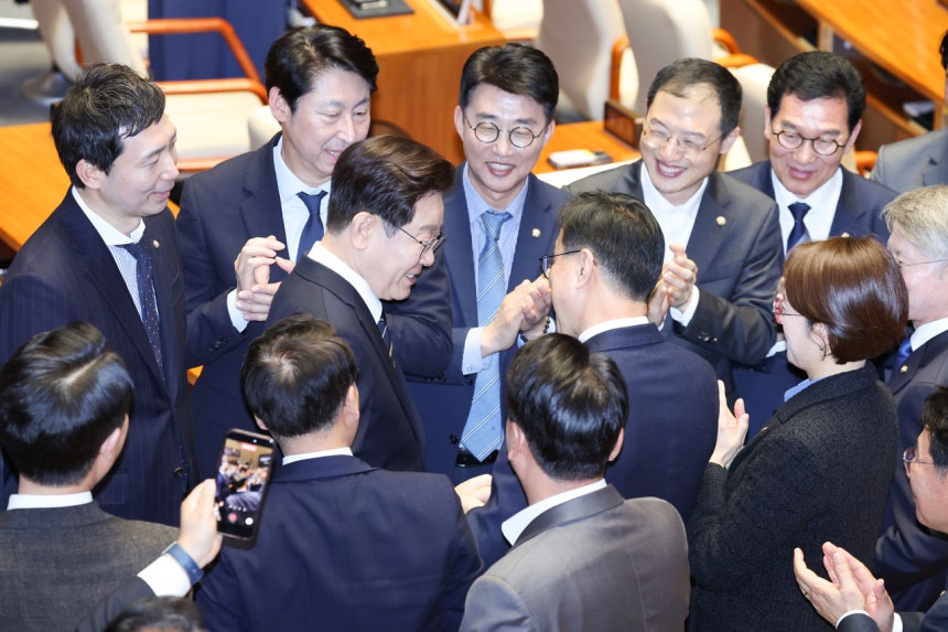 이재명 대통령이 2일 국회에서 추가경정예산안 시정연설을 위해 본회의장에 입장하며 더불어민주당 의원들과 인사하고 있다. 연합뉴스