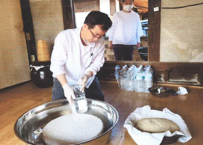 송영진 '동춘당가양주-국화주' 제2대 보유자가 밑술을 만들기 위해 백설기에 물을 붓고 있다.대전시 제공