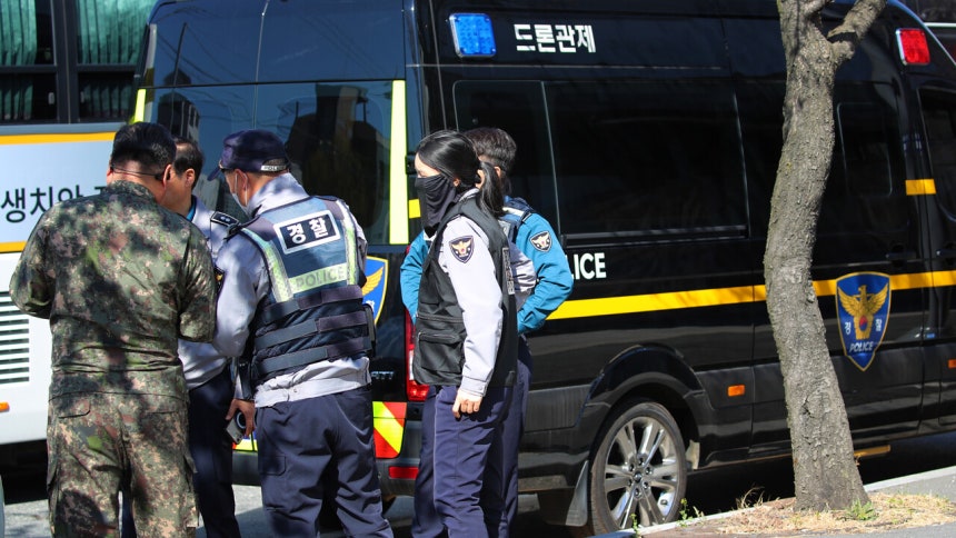 지난 8일 오후 대전 중구 침산동 인근 야산에서 경찰이 탈출한 늑대를 찾기 위한 수색 작업을 벌이고 있다. 김영태 기자