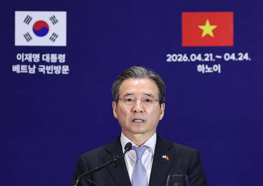 김용범 정책실장이 23일(현지시간) 베트남 하노이의 한 호텔에 마련된 한국프레스센터에서 한-베트남 비즈니스 포럼 관련 브리핑을 하고 있다.연합뉴스