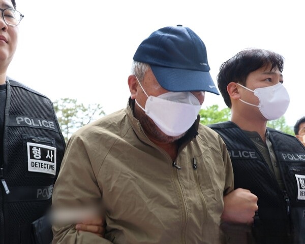 경찰이 청주 노래방에서 발생한 살인사건과 관련하여 피의자인 60대 남성의 신상 정보를 공개하기로 했다. 연합뉴스