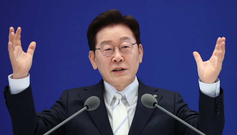 '李 1주년 회견'에 엇갈린 평가… 與 "대체 불가"·野 "허황된 말잔치"