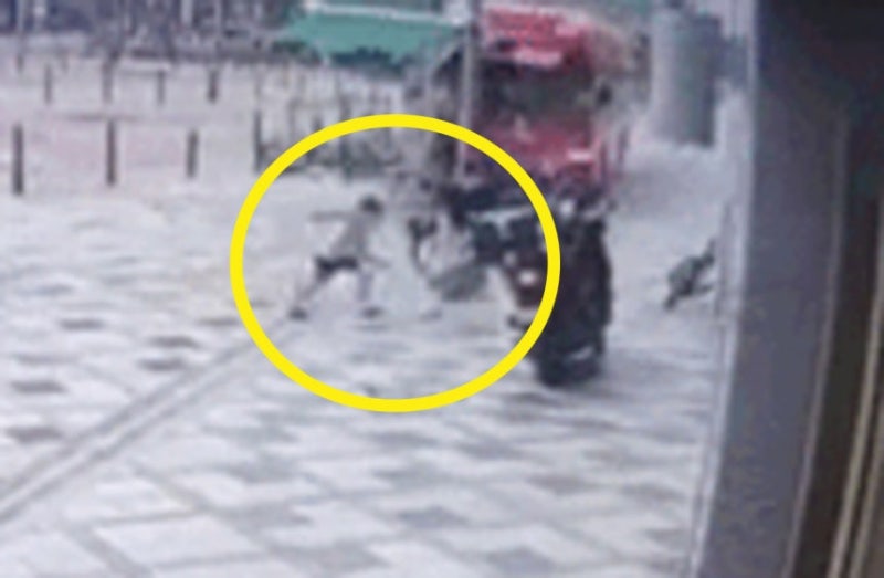 [영상] 아이 향해 돌진한 세종시 버스…모성애가 아이 살렸다