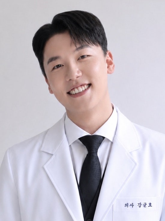 신혼여행 후 귀국하던 중 '닥터콜'…기내에서 생명 구한 전공의