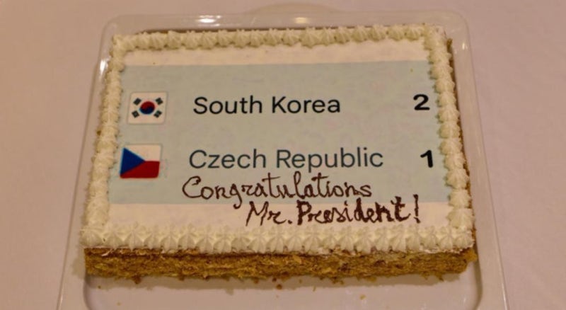 '한국 2 : 체코 1'…월드컵 축하 케이크 받은 이재명 대통령