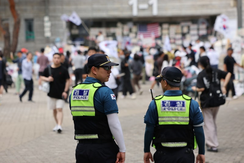 '중국 공안설' 선 그은 경찰…"이름표·제복 보면 신분 확인 가능"