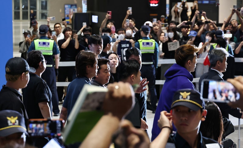 한국 축구대표팀·홍명보 감독 귀국…고성·야유 이어져