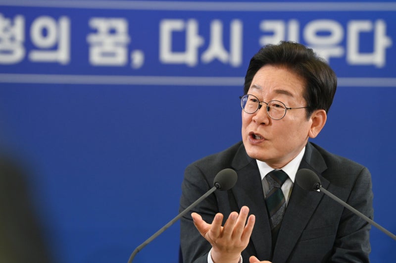 [속보] 李 "3대 <b>메가 프로젝트</b>, 지지율 아닌 국가 미래 위한 투자"