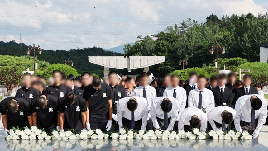 6일 오후 전남광주통합특별시 북구 국립 5·18 민주묘지에서 광주제일고등학교·배재고등학교 야구부 학생들이 참배하고 있다. 배재고 야구부 학생들은 최근 고교야구선수권대회에서 "스타벅스 가야지"라는 5·18 조롱 응원