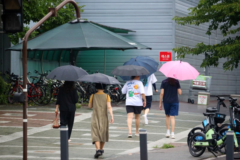 충북 보은 호우주의보 발효…우산으로 비 막기 어려운 수준