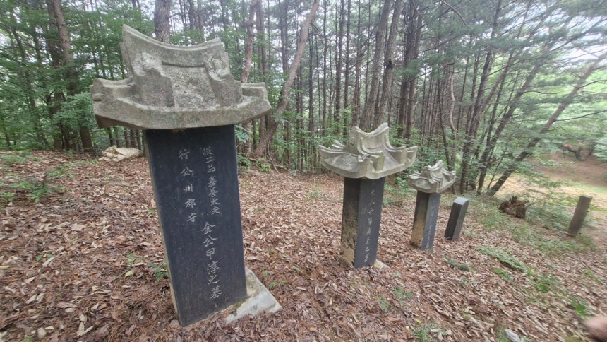 가족묘 입구에 세워진 묘비.김갑순과 정부인,숙부인,장남 김종석 4명의 비석이 차례로 서있다.김재근 선임기자