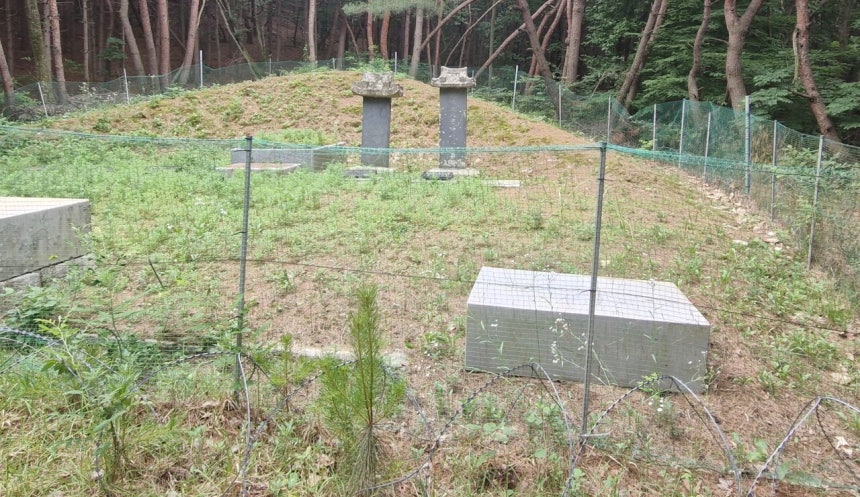 충남 공주시 계룡면 구왕리에 위치한 김갑순의 가족묘.묘역 주변에 철조망이 둘러 있다.김재근 선임기자