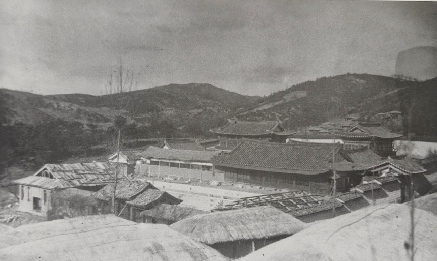1941년 일제경찰은 세종시 금남면의 민족종교 금강대도를 급습,53명을 강제연행하고,160칸의 건물을 허물었다.사진은 훼철되기 이전의 금강대도 전경.