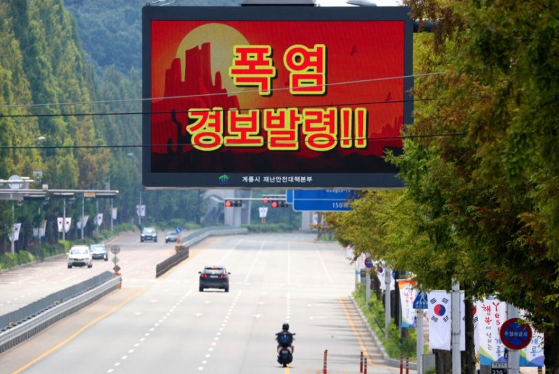 극심한 <b>폭염</b>에 중대본 2단계 격상… 범정부 <b>대응 강화</b>