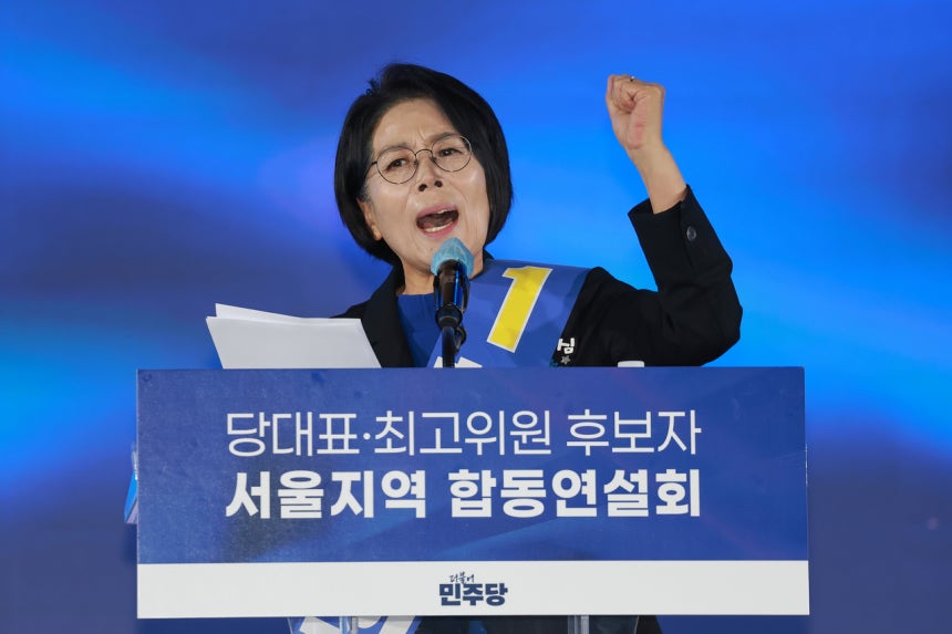 최민희 더불어민주당 최고위원 후보가 16일 경기 고양시 킨텍스에서 열린 민주당 대표·최고위원 후보자 서울 합동연설회에 참석해 정견 발표하고 있다. 연합뉴스