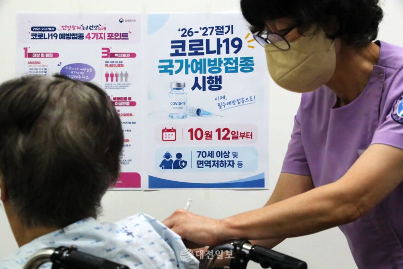 [포토] 오늘부터 <b>코로나</b>19 필수<b>예방접종</b>